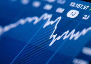 如何确定期权的价格合理性？这一价格对市场有何影响？