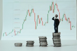 如何明确何俊做期货的盈利情况？这种盈利情况对投资者有何启示？