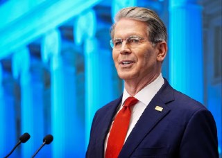 报道：贝森特称美国或于下周进一步解除对委内瑞拉制裁