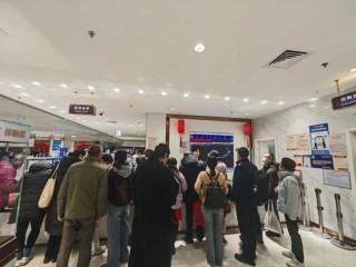 菜百卖黄金的队伍，一眼望不到头