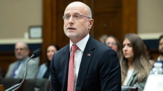 伊朗战争假消息不断 FCC主席抨击广播公司 特朗普否认伊朗袭击美国加油机报道