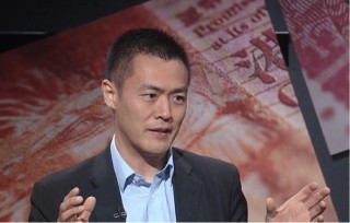 父亲身家超过李嘉诚，他不爱美女爱丑女，继承60亿家产坐地铁上班