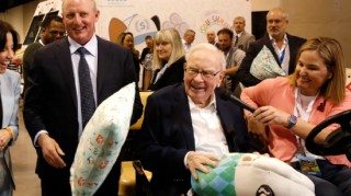 一个时代的落幕：“奥马哈先知”巴菲特官宣卸任伯克希尔CEO