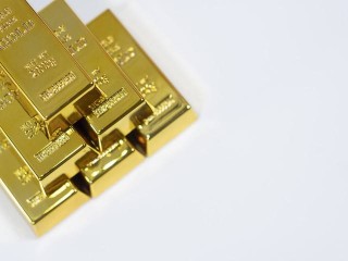 如何理解黄金与股票的相互关系？如何在两者之间进行合理配置？