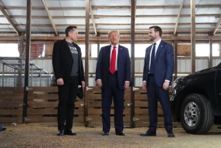 美媒：“口水仗”爆发当日，特朗普曾指示万斯“低调回应”