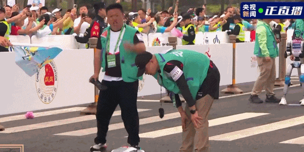 人形机器人半马奖项发布！宇树科技回应G1摔倒：未参赛，最近事多！夺冠机器人背后股东涉这些上市公司  第20张