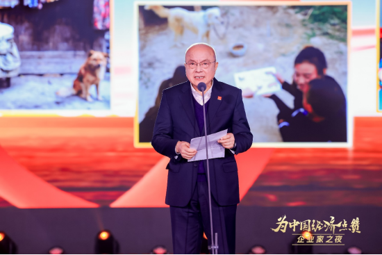 陈景河现场落泪,卢迈呼吁关注农村养育,韩璧丞展示仿生手抓哑铃……上百位企业家共话中国经济新动能 第4张 陈景河现场落泪,卢迈呼吁关注农村养育,韩璧丞展示仿生手抓哑铃……上百位企业家共话中国经济新动能 第4张