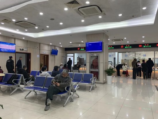 楼市回暖!上海二手房交易中心乌泱泱挤满人,单日成交可达上千套!中介:近期房东反而不着急了,买房人着急 第3张 楼市回暖!上海二手房交易中心乌泱泱挤满人,单日成交可达上千套!中介:近期房东反而不着急了,买房人着急 第3张