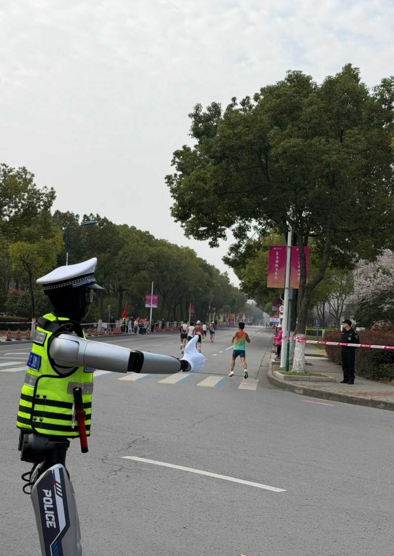首个全交通警种机器人 魔法原子持证上岗无锡马拉松 第3张 首个全交通警种机器人 魔法原子持证上岗无锡马拉松 第3张